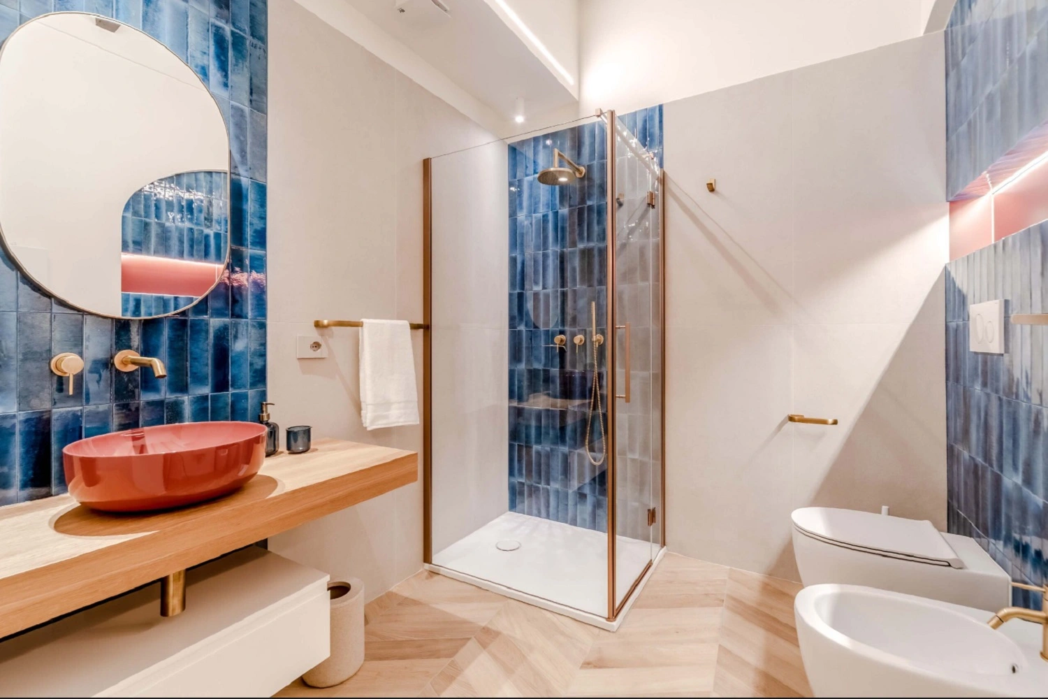 Nowoczesna i stylowa łazienka o odważnym połączeniu kolorów i materiałów od Marazzi